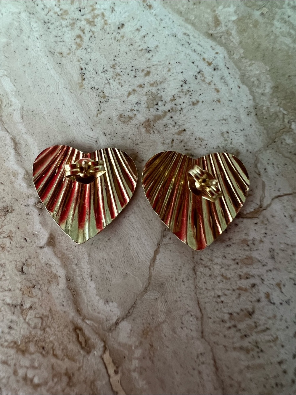 14k solid yellow gold heart earrings 0.9 grams Ribbed stud vintage estate - Picture 2 of 11